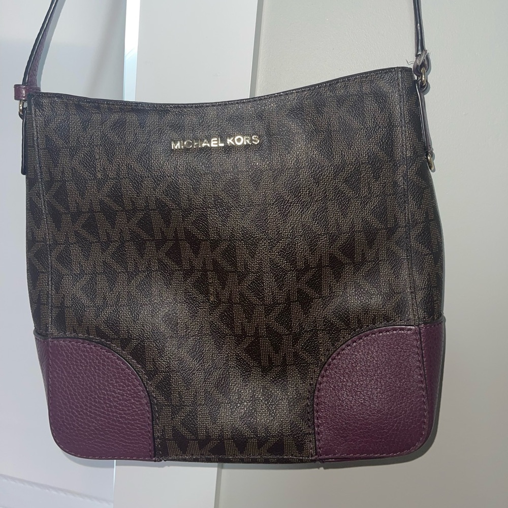 Michael Kor’s Crossbody handbag.